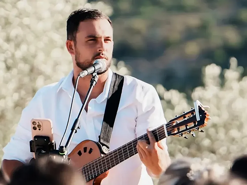 Thibaut Salvador à la guitare pendant un cocktail de mariage