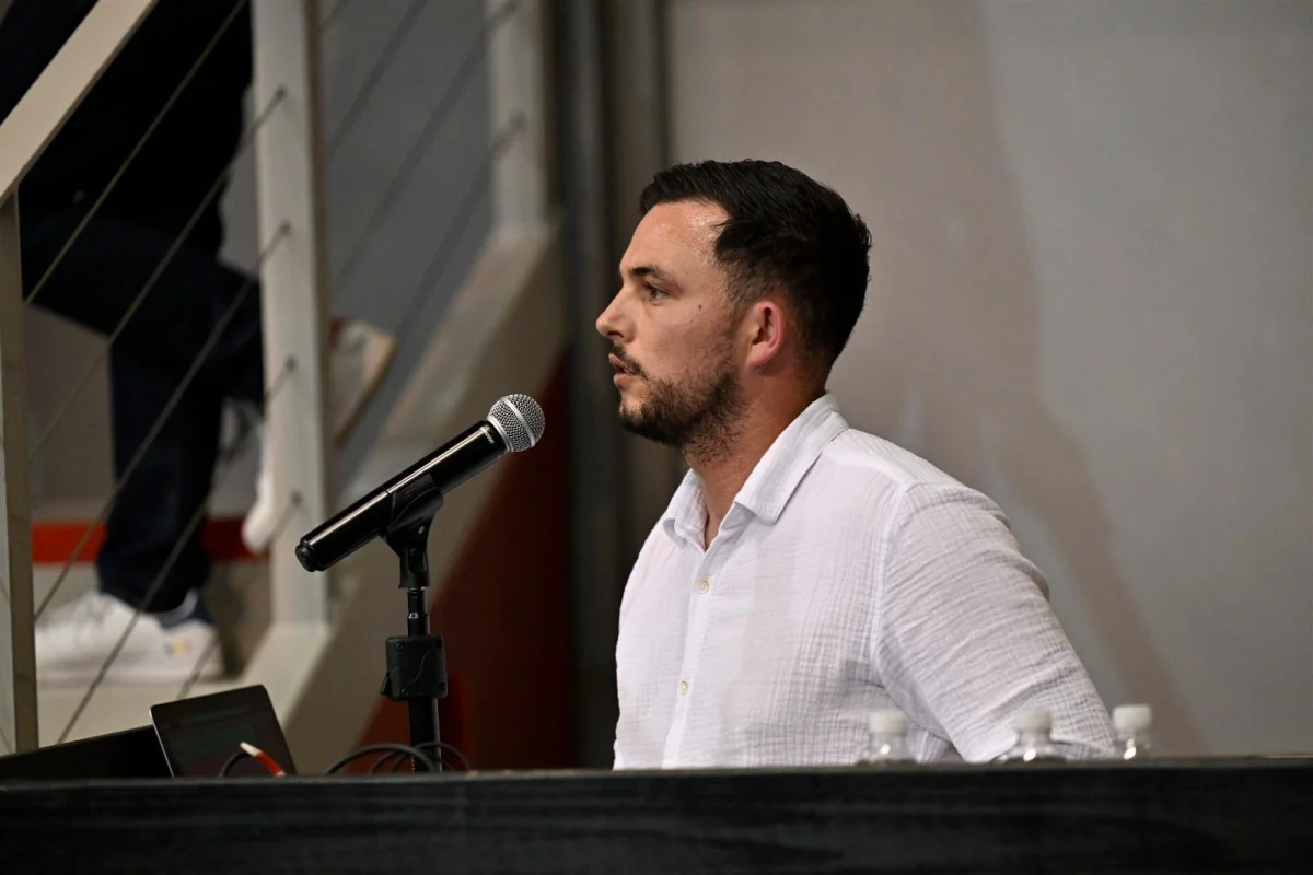 Thibaut Salvador au micro lors d'une conférence