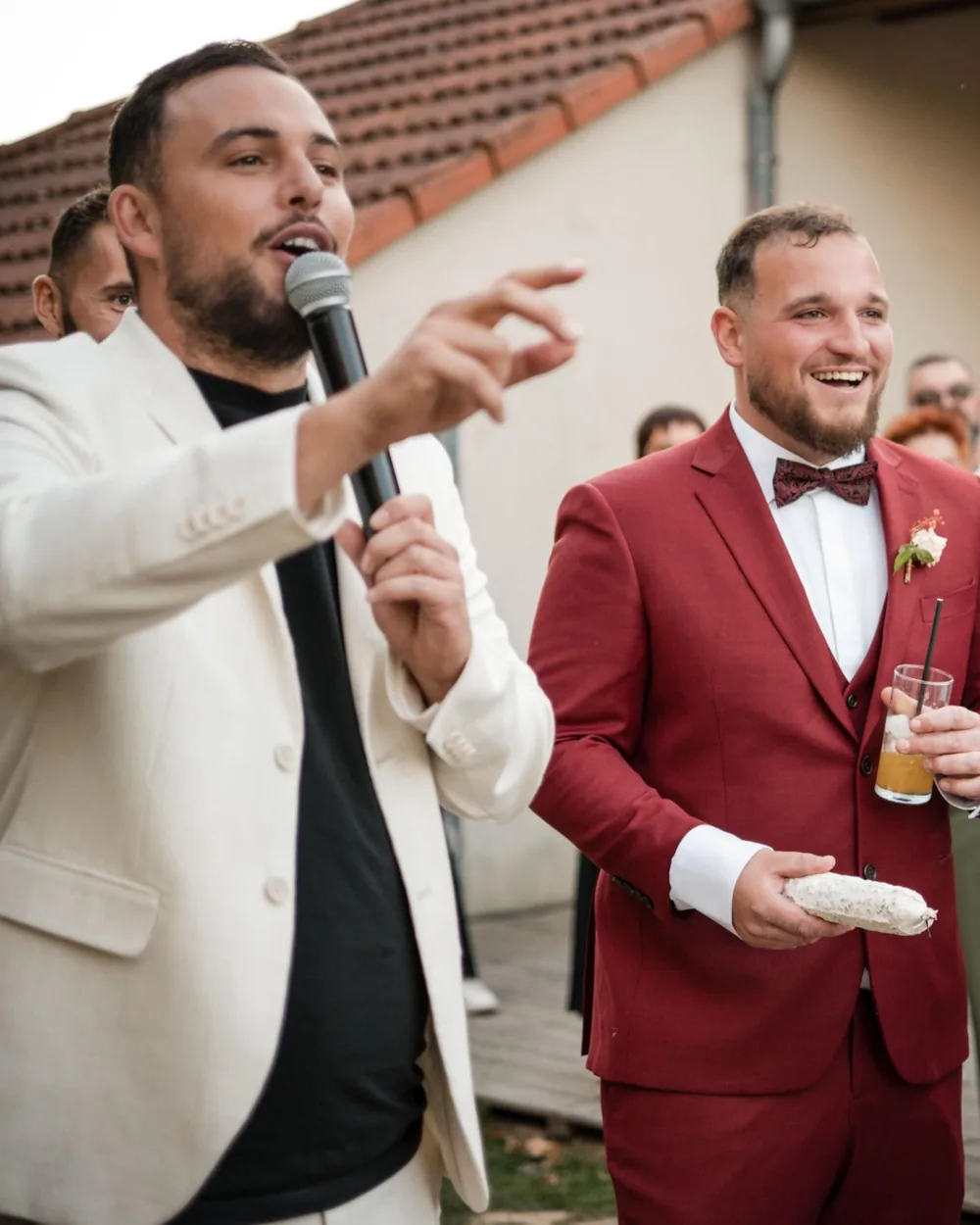 Thibaut Salvador au micro aux côtés du marié pendant le vin d'honneur