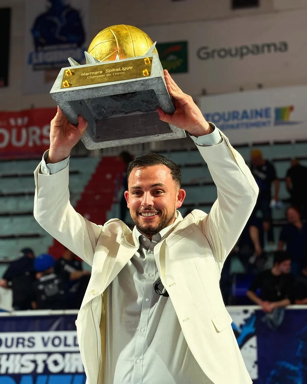 Thibaut Salvador brandissant le trophée de la Marmara Spike Ligue